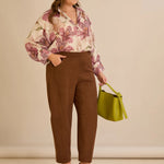 Ελαστικό παντελόνι με μοντέρνα γραμμή barrel σε Καφέ χρώμα σε μεγάλα μεγέθη 