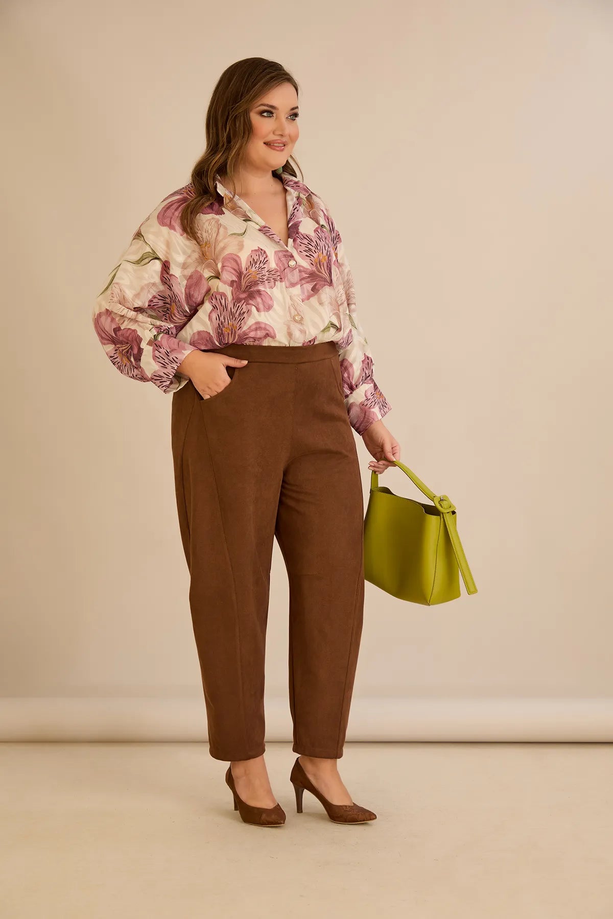 Ελαστικό παντελόνι με μοντέρνα γραμμή barrel σε Καφέ χρώμα σε μεγάλα μεγέθη 