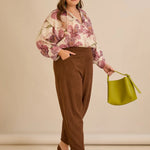 Ελαστικό παντελόνι με μοντέρνα γραμμή barrel σε Καφέ χρώμα σε μεγάλα μεγέθη 