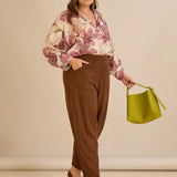 Ελαστικό παντελόνι με μοντέρνα γραμμή barrel σε Καφέ χρώμα σε μεγάλα μεγέθη 