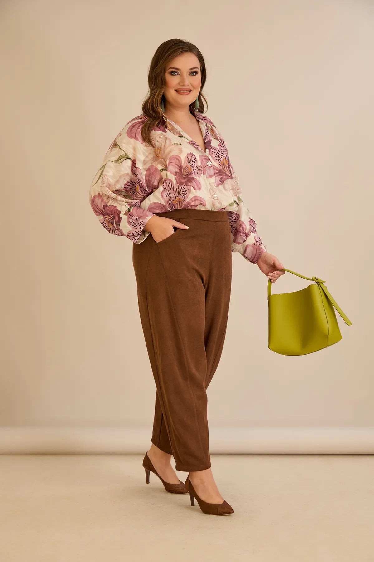 Ελαστικό παντελόνι με μοντέρνα γραμμή barrel σε Καφέ χρώμα σε μεγάλα μεγέθη 