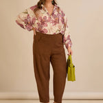 Ελαστικό παντελόνι με μοντέρνα γραμμή barrel σε Καφέ χρώμα σε μεγάλα μεγέθη 