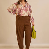 Ελαστικό παντελόνι με μοντέρνα γραμμή barrel σε Καφέ χρώμα σε μεγάλα μεγέθη 