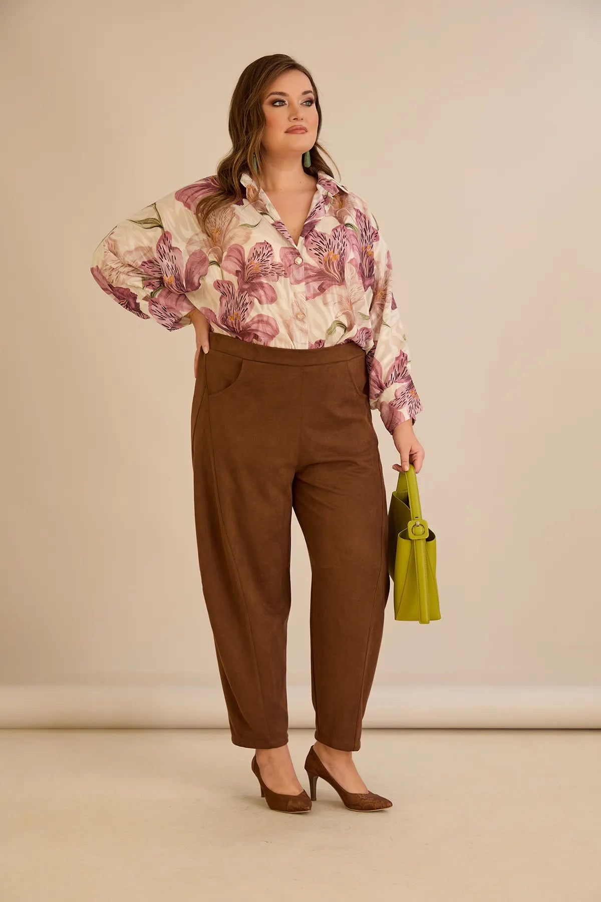 Ελαστικό παντελόνι με μοντέρνα γραμμή barrel σε Καφέ χρώμα σε μεγάλα μεγέθη 