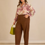 Ελαστικό παντελόνι με μοντέρνα γραμμή barrel σε Καφέ χρώμα σε μεγάλα μεγέθη 