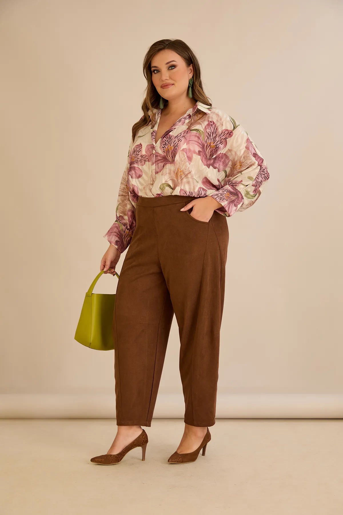 Ελαστικό παντελόνι με μοντέρνα γραμμή barrel σε Καφέ χρώμα σε μεγάλα μεγέθη 