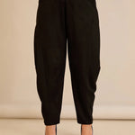 Ελαστικό παντελόνι με μοντέρνα γραμμή barrel σε Μαύρο χρώμα σε μεγάλα μεγέθη 