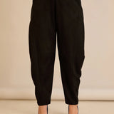 Ελαστικό παντελόνι με μοντέρνα γραμμή barrel σε Μαύρο χρώμα σε μεγάλα μεγέθη 