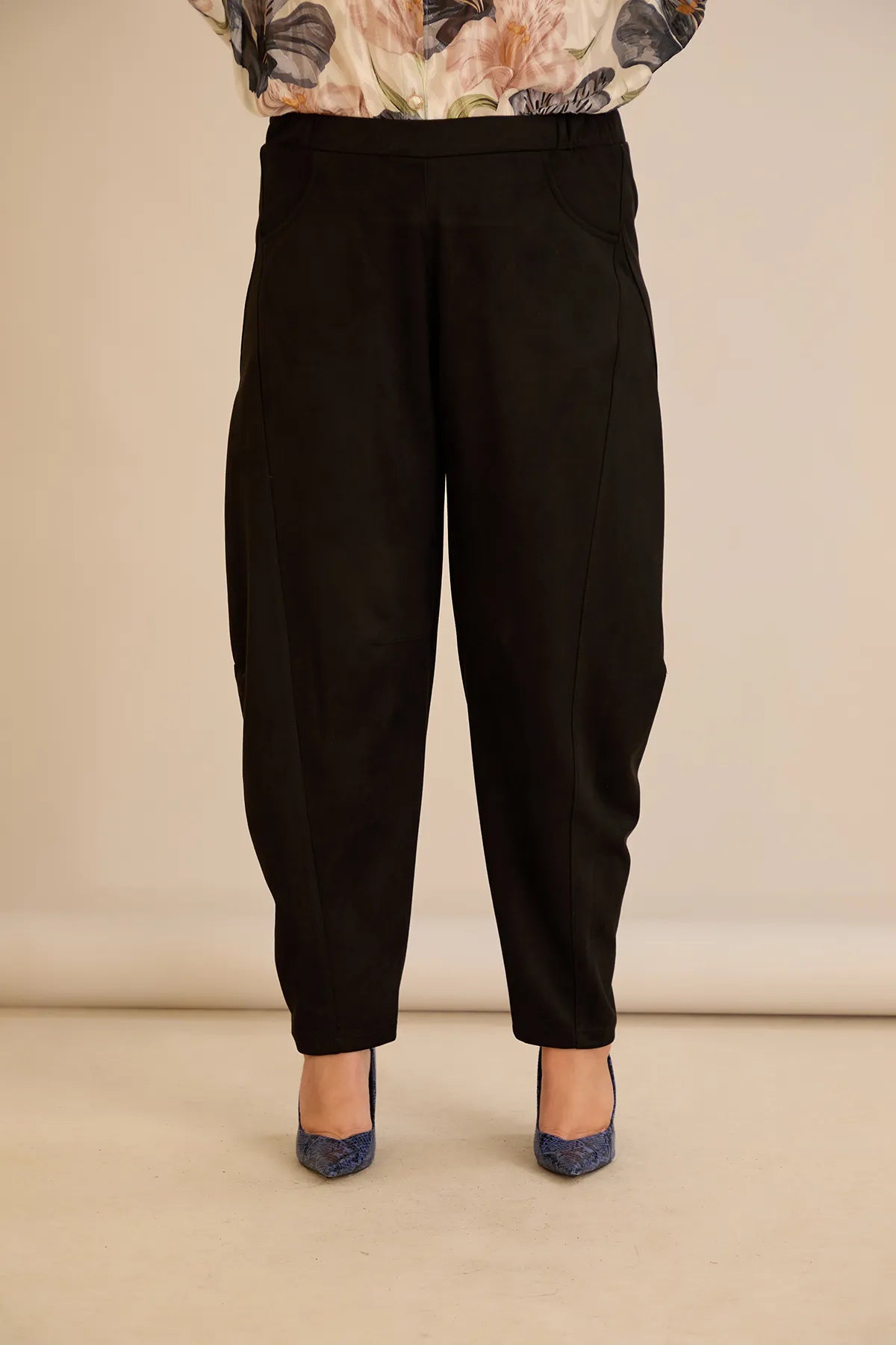 Ελαστικό παντελόνι με μοντέρνα γραμμή barrel σε Μαύρο χρώμα σε μεγάλα μεγέθη 