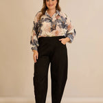 Ελαστικό παντελόνι με μοντέρνα γραμμή barrel σε Μαύρο χρώμα σε μεγάλα μεγέθη 