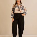 Ελαστικό παντελόνι με μοντέρνα γραμμή barrel σε Μαύρο χρώμα σε μεγάλα μεγέθη 