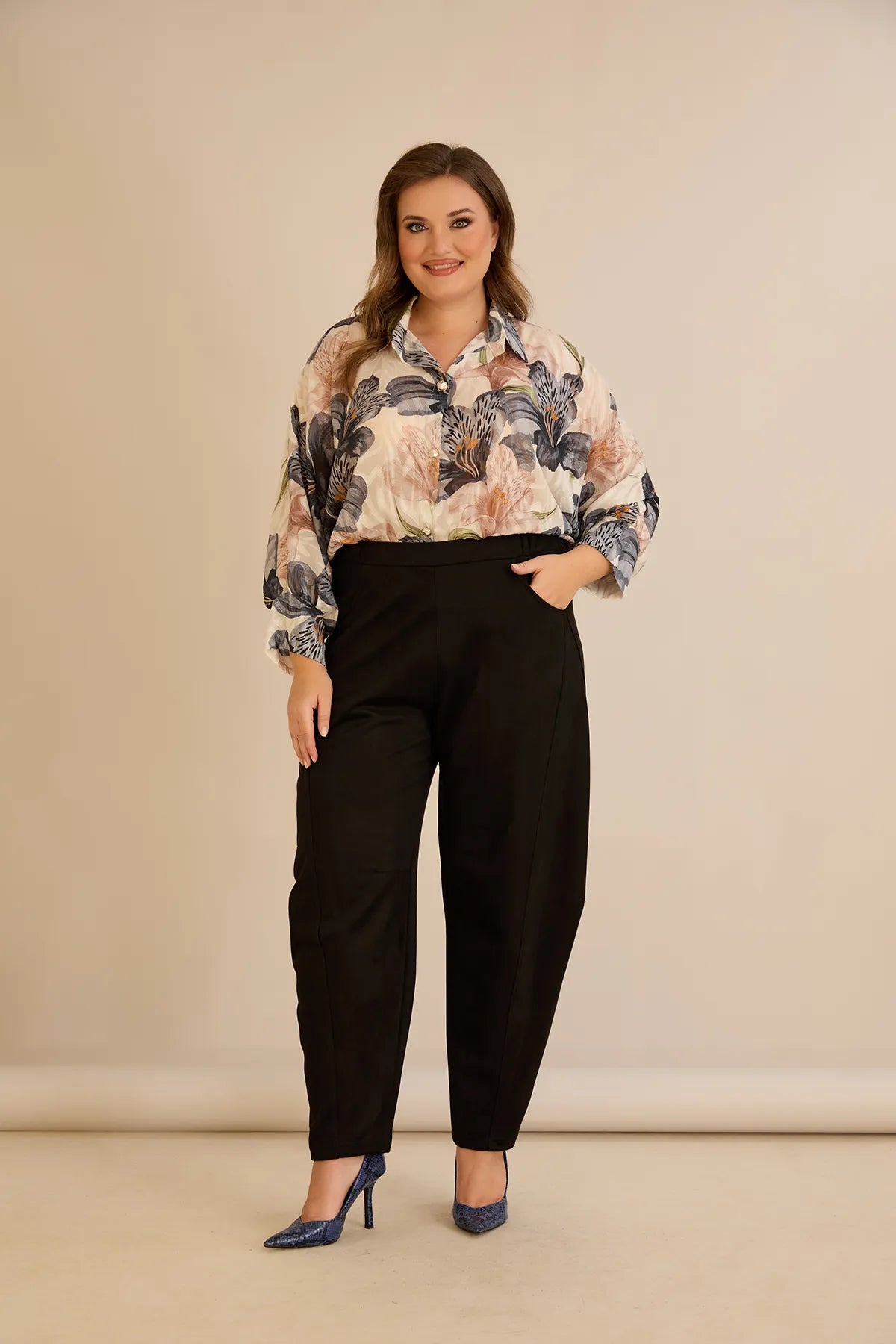 Ελαστικό παντελόνι με μοντέρνα γραμμή barrel σε Μαύρο χρώμα σε μεγάλα μεγέθη 