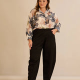 Ελαστικό παντελόνι με μοντέρνα γραμμή barrel σε Μαύρο χρώμα σε μεγάλα μεγέθη 