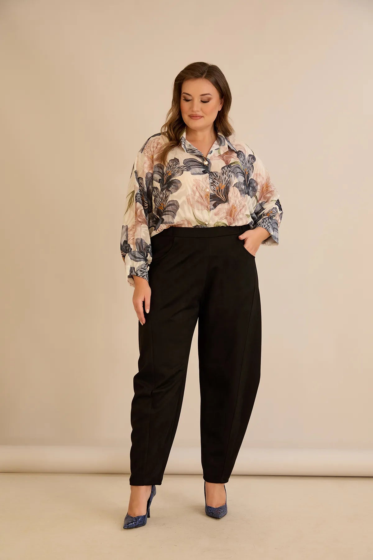 Ελαστικό παντελόνι με μοντέρνα γραμμή barrel σε Μαύρο χρώμα σε μεγάλα μεγέθη 