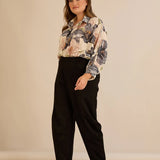 Ελαστικό παντελόνι με μοντέρνα γραμμή barrel σε Μαύρο χρώμα σε μεγάλα μεγέθη 