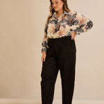 Ελαστικό παντελόνι με μοντέρνα γραμμή barrel σε Μαύρο χρώμα σε μεγάλα μεγέθη 