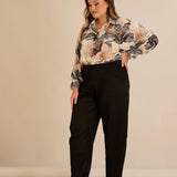 Ελαστικό παντελόνι με μοντέρνα γραμμή barrel σε Μαύρο χρώμα σε μεγάλα μεγέθη 