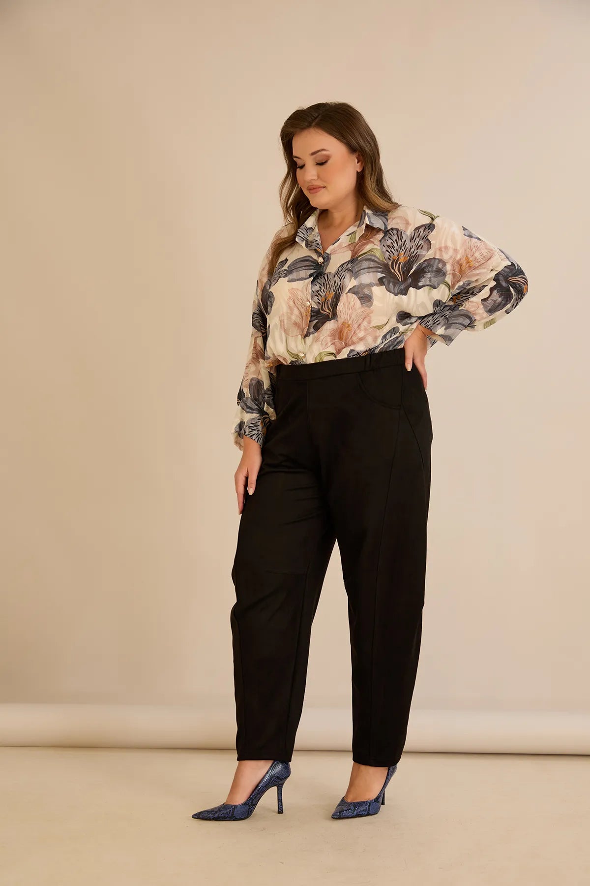 Ελαστικό παντελόνι με μοντέρνα γραμμή barrel σε Μαύρο χρώμα σε μεγάλα μεγέθη 