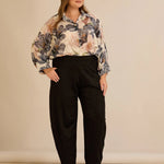 Ελαστικό παντελόνι με μοντέρνα γραμμή barrel σε Μαύρο χρώμα σε μεγάλα μεγέθη 