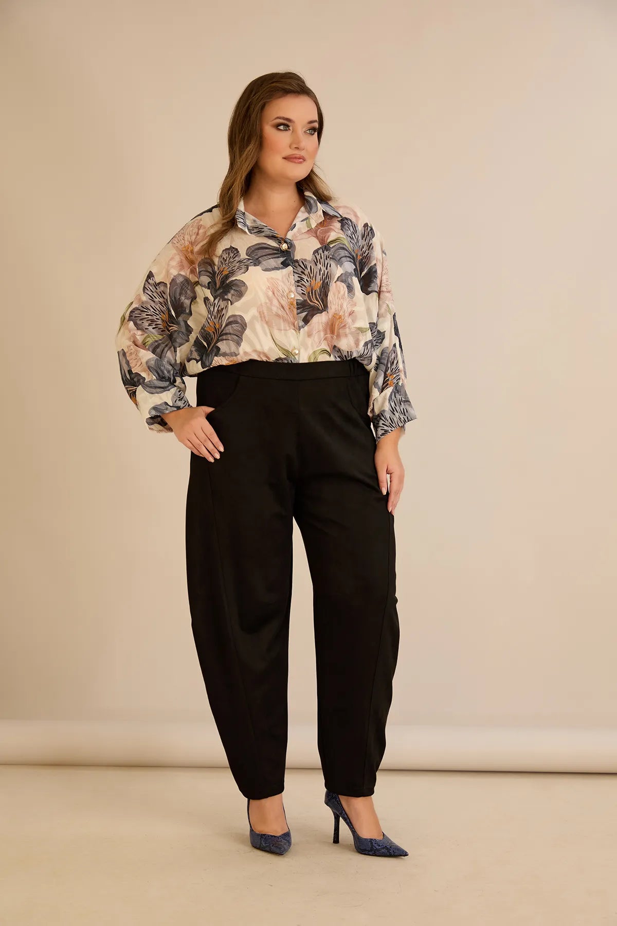 Ελαστικό παντελόνι με μοντέρνα γραμμή barrel σε Μαύρο χρώμα σε μεγάλα μεγέθη 