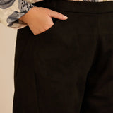 Ελαστικό παντελόνι με μοντέρνα γραμμή barrel – Μαύρο