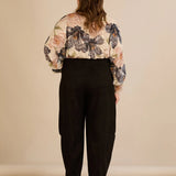 Ελαστικό παντελόνι με μοντέρνα γραμμή barrel – Μαύρο