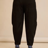 Ελαστικό παντελόνι με μοντέρνα γραμμή barrel – Μαύρο
