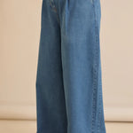 Ελαστικό μοντέρνο τζιν με φαρδιά μπατζάκια σε μπλε χρώμα σε μεγάλα μεγέθη 