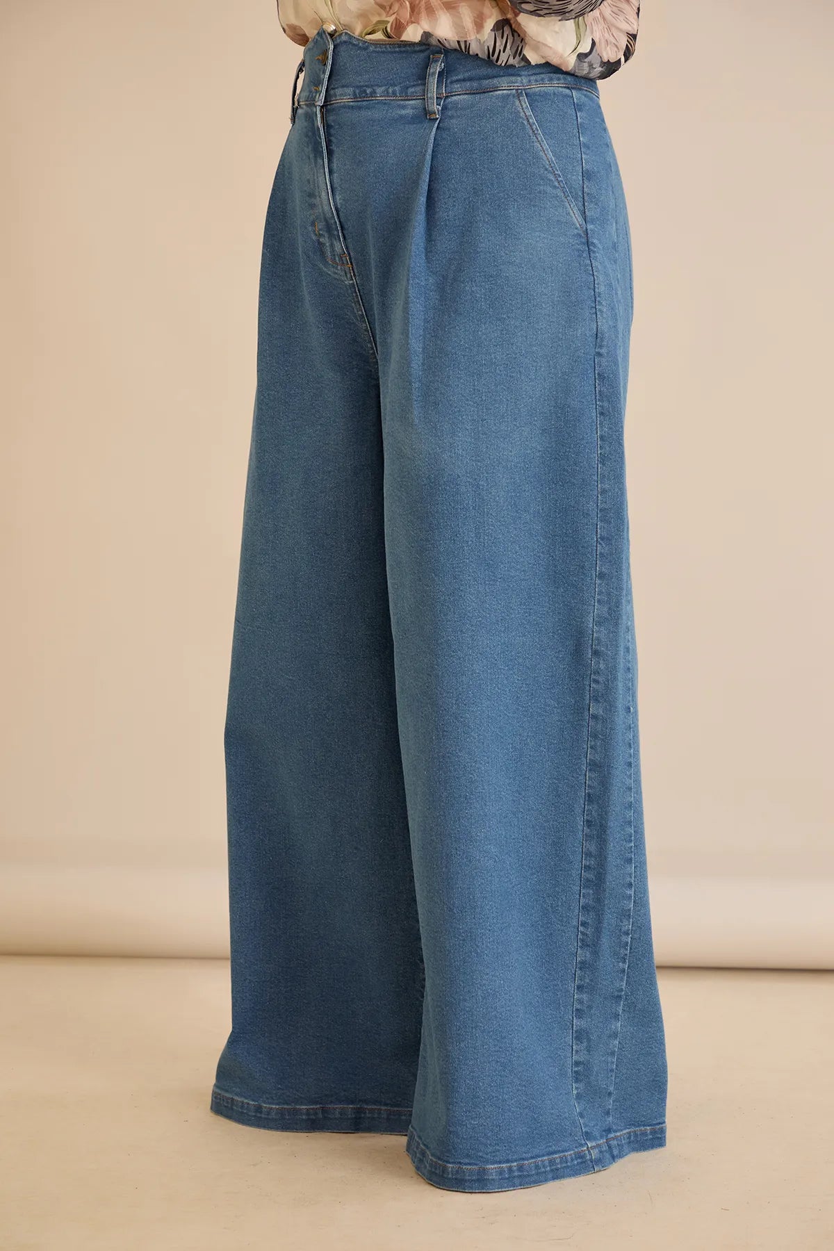 Ελαστικό μοντέρνο τζιν με φαρδιά μπατζάκια σε μπλε χρώμα σε μεγάλα μεγέθη 