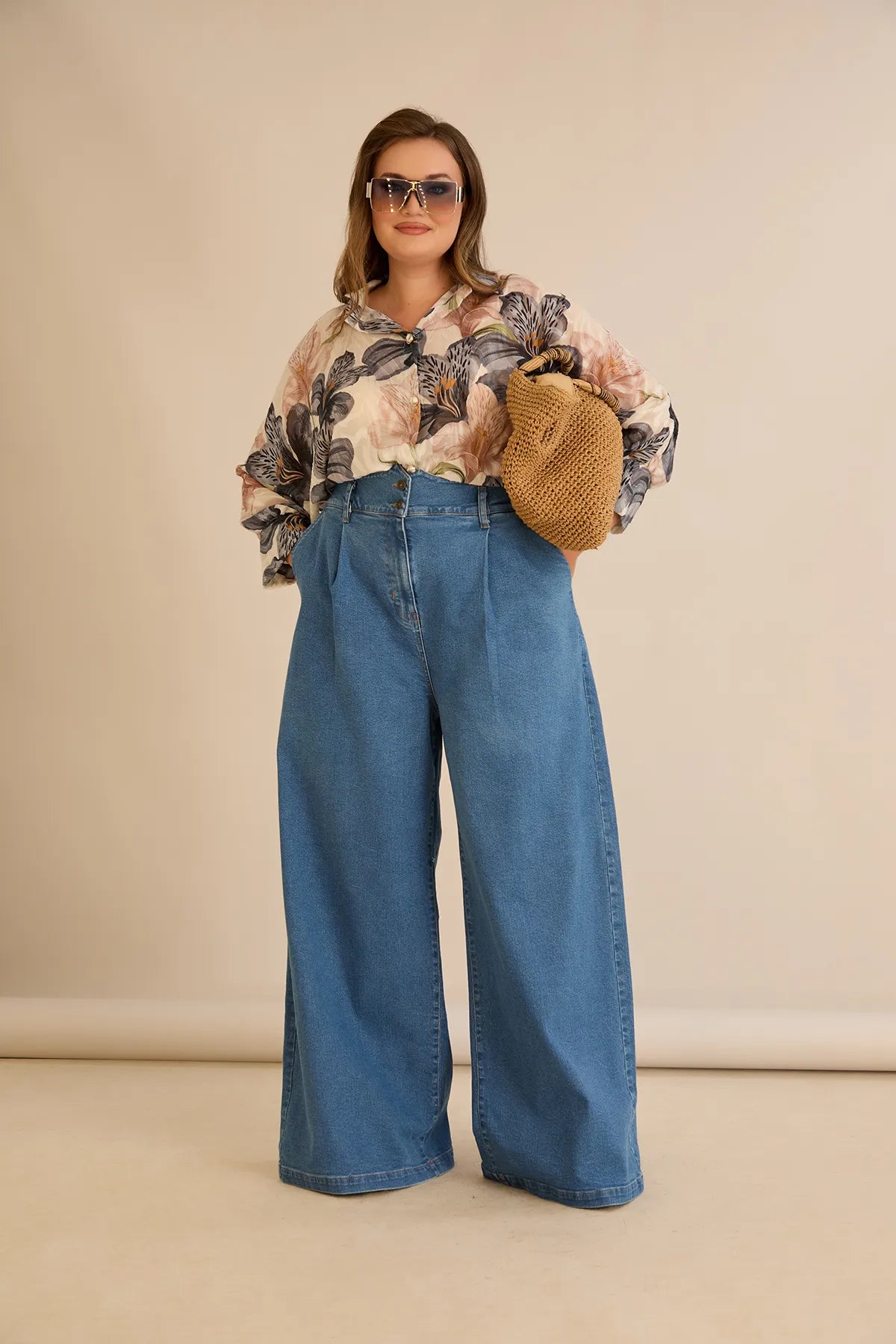 Ελαστικό μοντέρνο τζιν με φαρδιά μπατζάκια σε μπλε χρώμα σε μεγάλα μεγέθη 