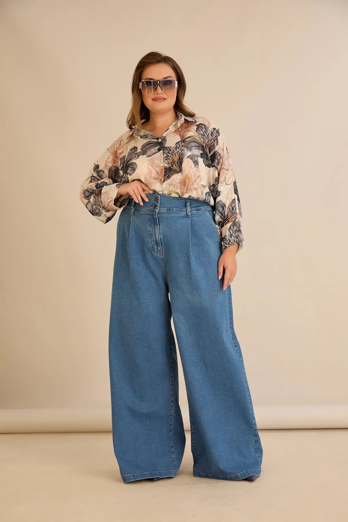 Ελαστικό μοντέρνο τζιν με φαρδιά μπατζάκια σε μπλε χρώμα σε μεγάλα μεγέθη 