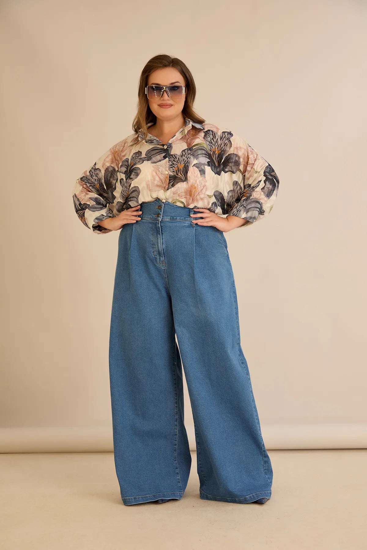 Ελαστικό μοντέρνο τζιν με φαρδιά μπατζάκια σε μπλε χρώμα σε μεγάλα μεγέθη 