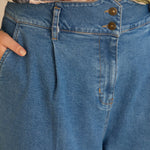 Ελαστικό μοντέρνο τζιν με φαρδιά μπατζάκια σε μπλε χρώμα σε μεγάλα μεγέθη 