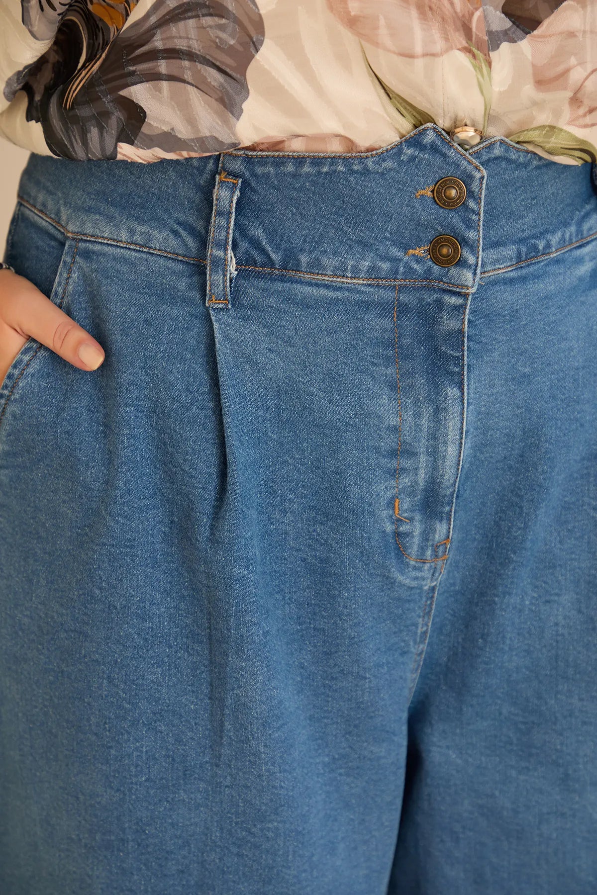 Ελαστικό μοντέρνο τζιν με φαρδιά μπατζάκια σε μπλε χρώμα σε μεγάλα μεγέθη 