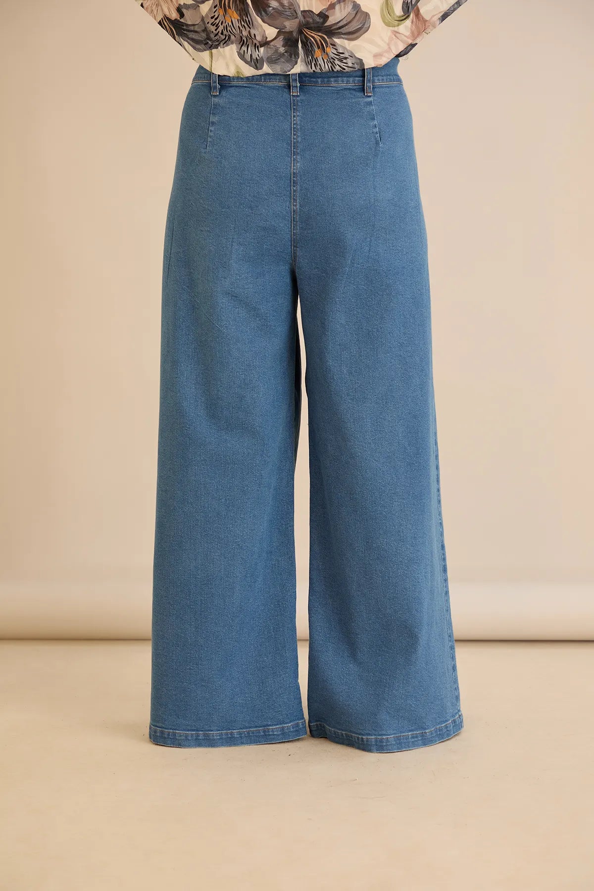 Ελαστικό μοντέρνο τζιν με φαρδιά μπατζάκια σε μπλε χρώμα σε μεγάλα μεγέθη 