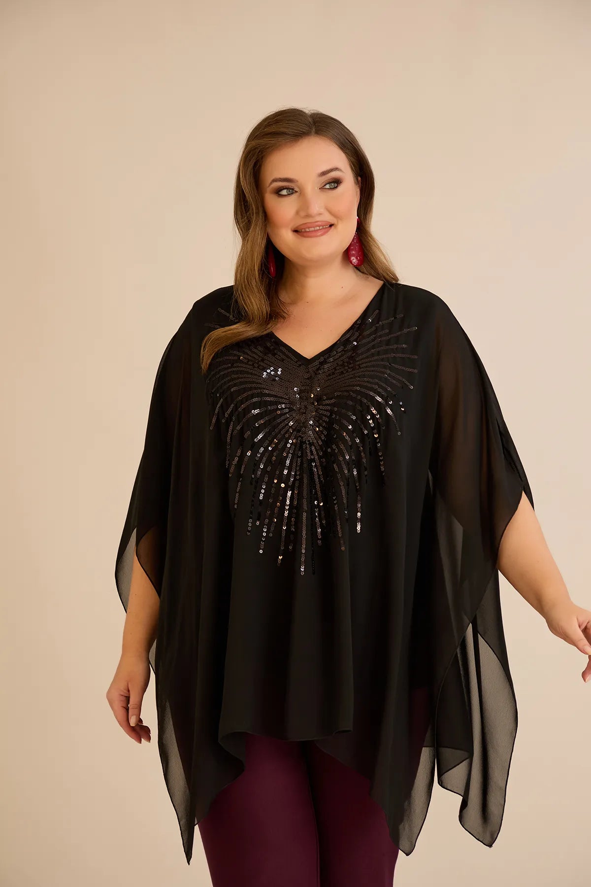 Κομψή τουνίκ με λεπτομέρειες από παγιέτες σε άνετη γραμμή σε μαύρο χρώμα σε μεγάλα μεγέθη 