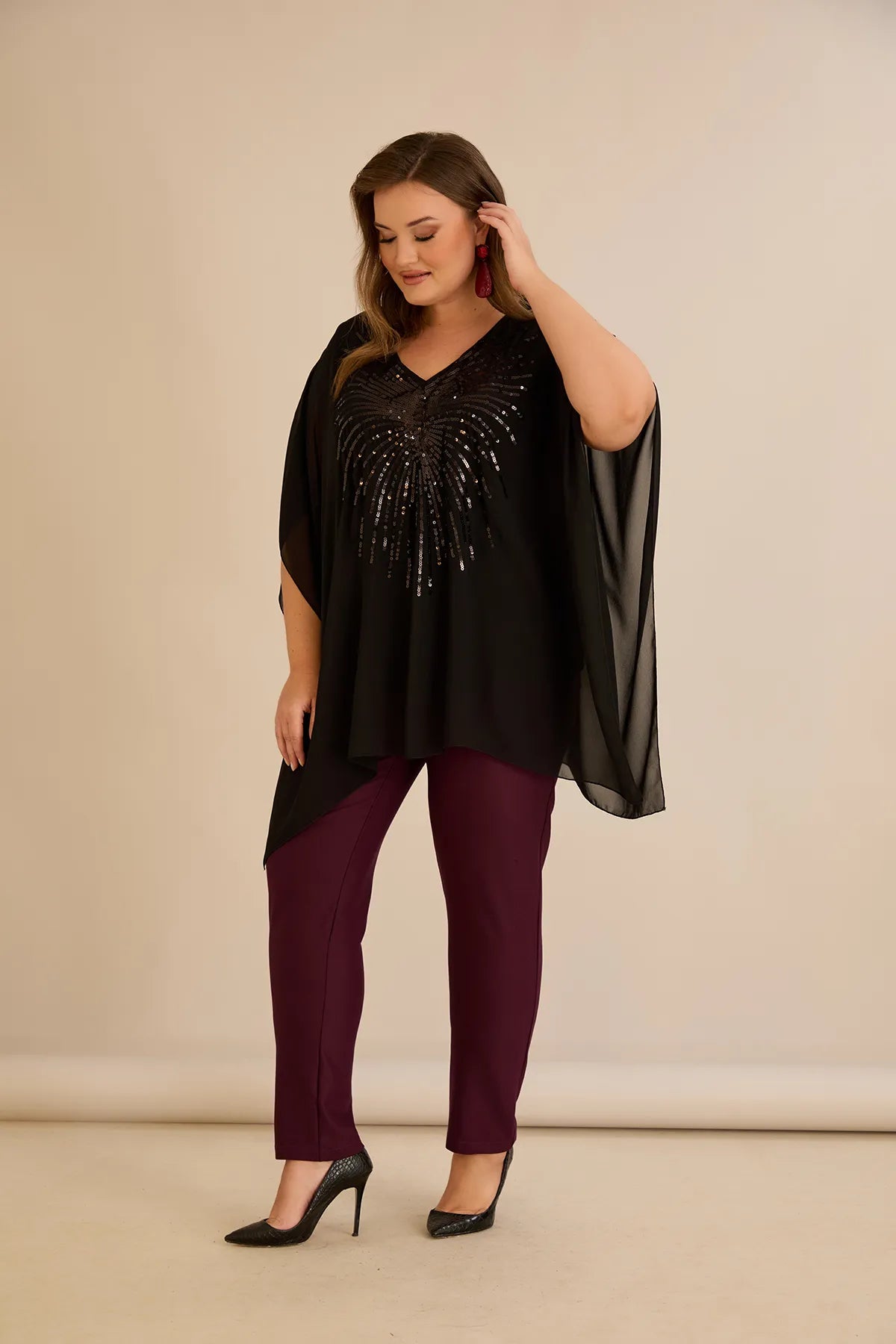 Κομψή τουνίκ με λεπτομέρειες από παγιέτες σε άνετη γραμμή σε μαύρο χρώμα σε μεγάλα μεγέθη 