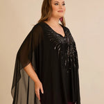 Κομψή τουνίκ με λεπτομέρειες από παγιέτες σε άνετη γραμμή σε μαύρο χρώμα σε μεγάλα μεγέθη 