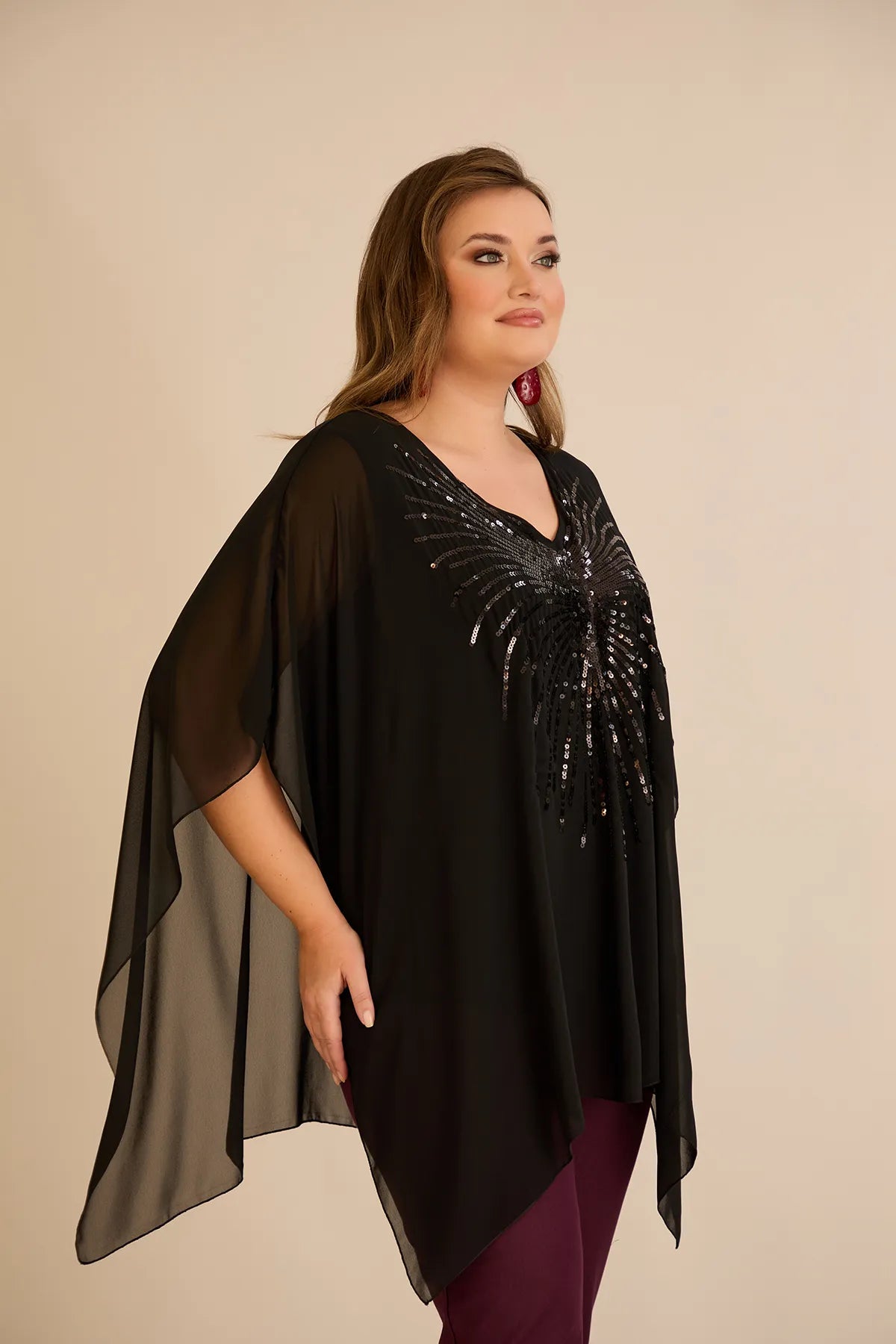 Κομψή τουνίκ με λεπτομέρειες από παγιέτες σε άνετη γραμμή σε μαύρο χρώμα σε μεγάλα μεγέθη 