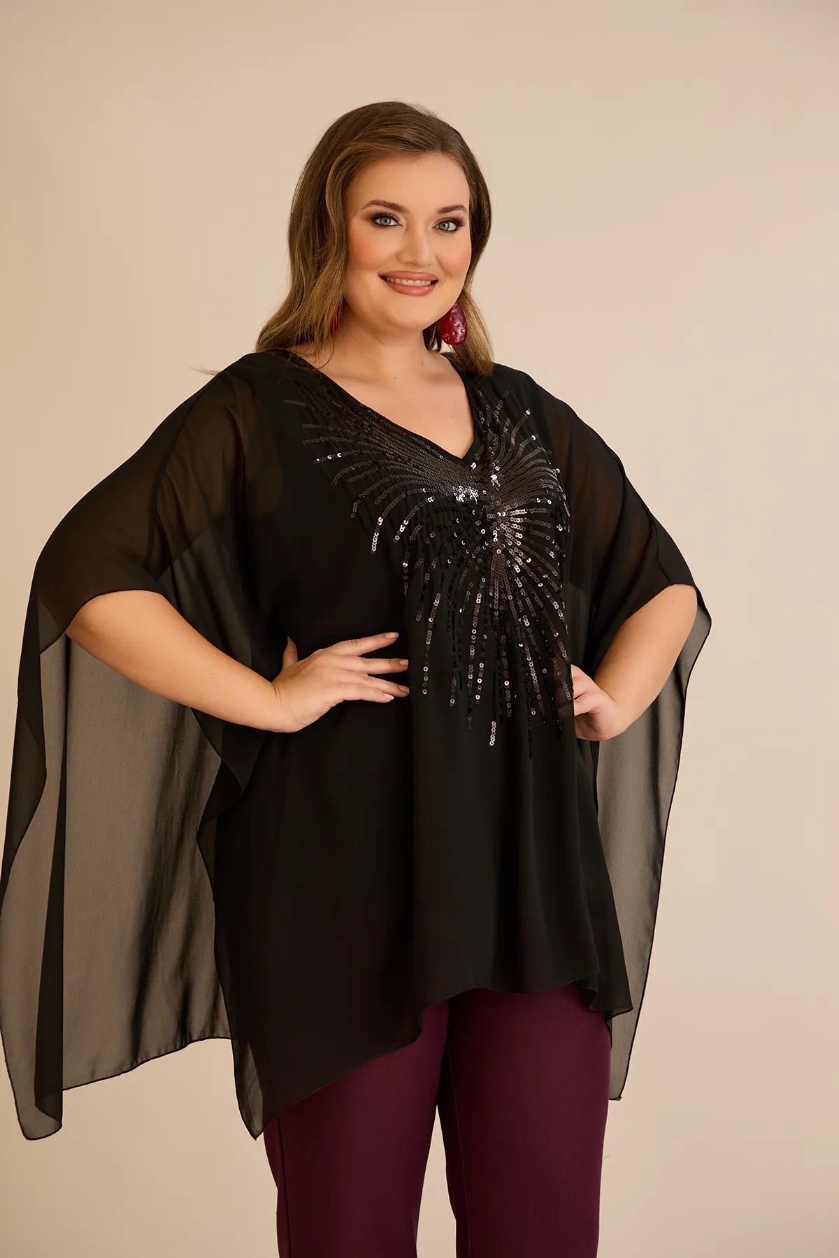 Κομψή τουνίκ με λεπτομέρειες από παγιέτες σε άνετη γραμμή σε μαύρο χρώμα σε μεγάλα μεγέθη 