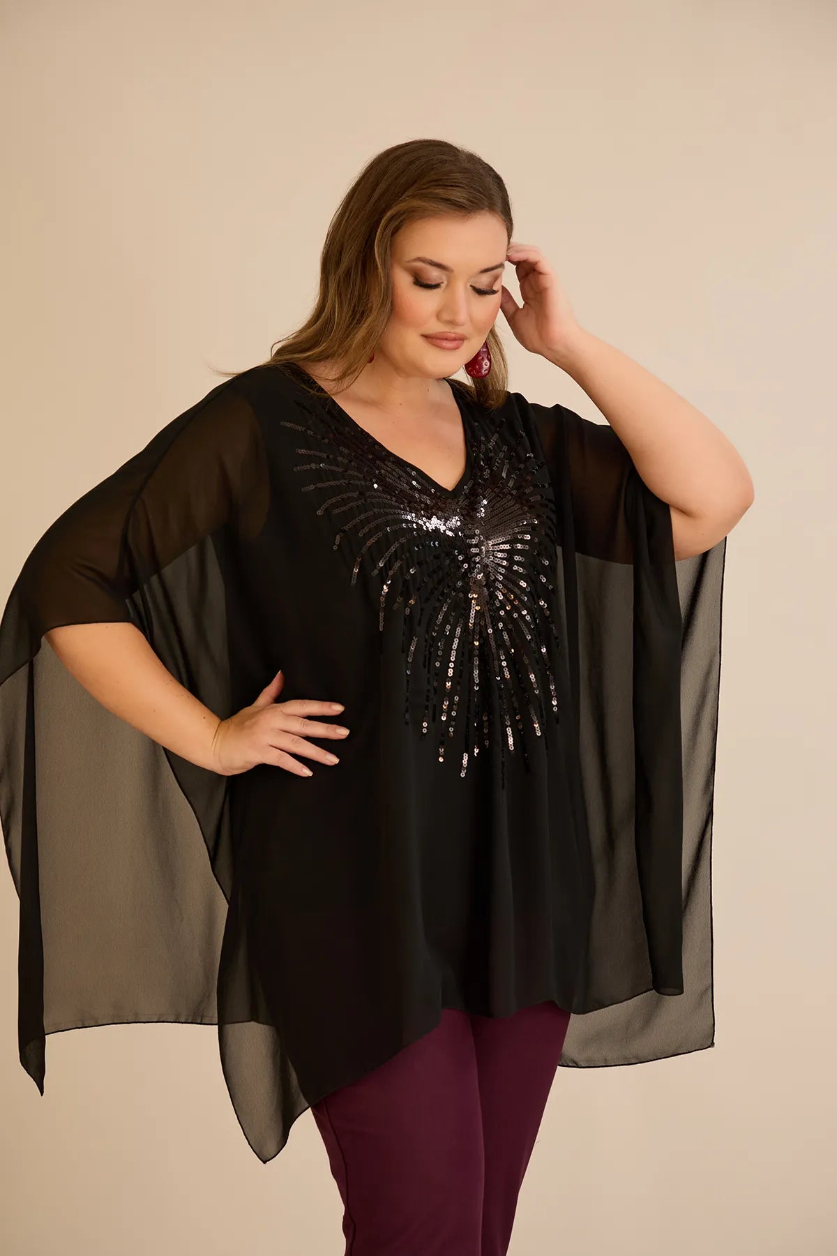 Κομψή τουνίκ με λεπτομέρειες από παγιέτες σε άνετη γραμμή σε μαύρο χρώμα σε μεγάλα μεγέθη 