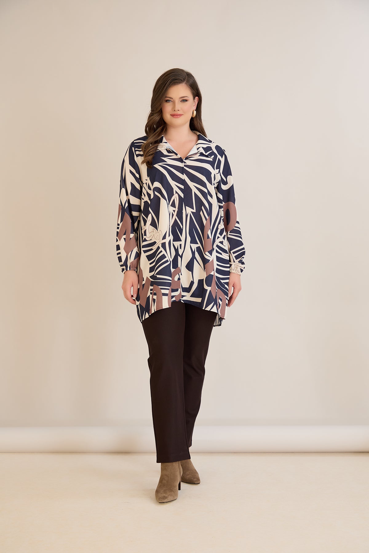 Πολυχρωμο τουνικ με V ντεκολτέ σε μεγάλα μεγέθη