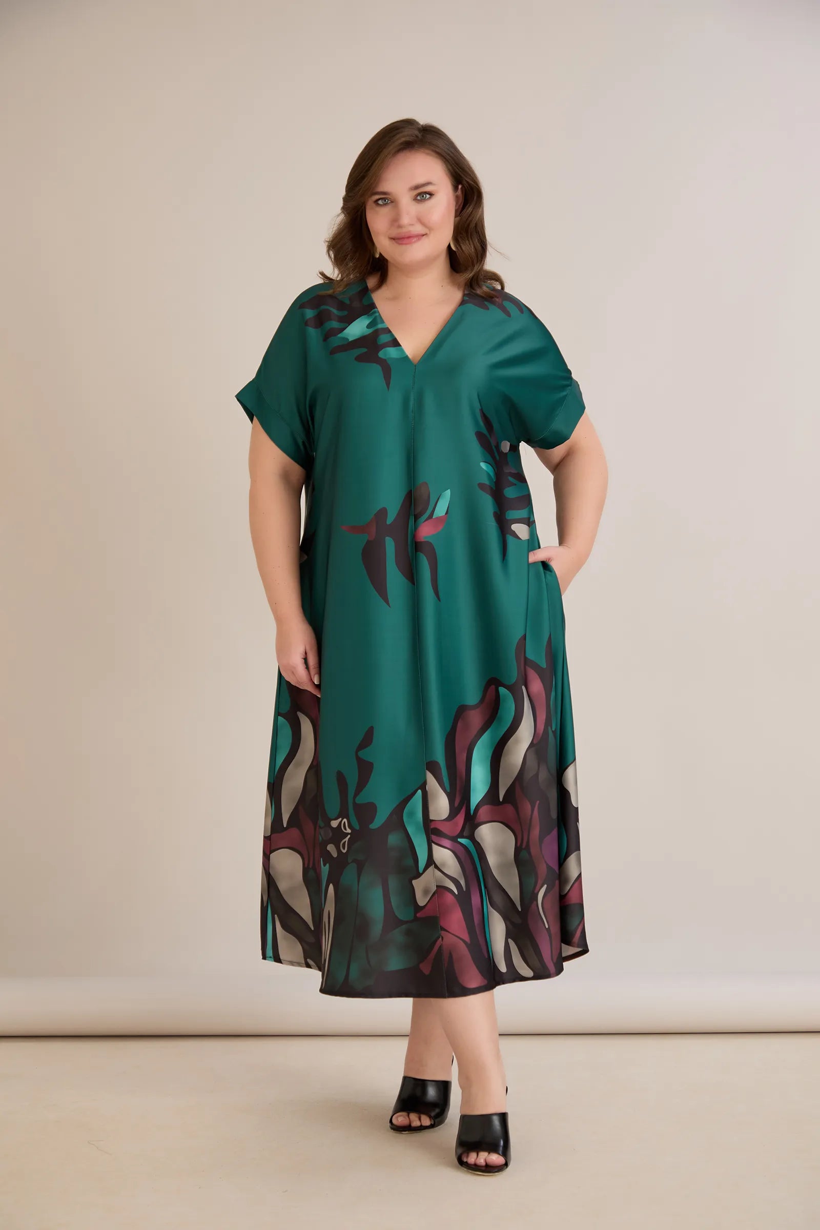 Σατινέ μάξι φόρεμα με γεωμετρικά σχέδια - πράσινο