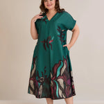 Σατινέ μάξι φόρεμα με γεωμετρικά σχέδια - πράσινο