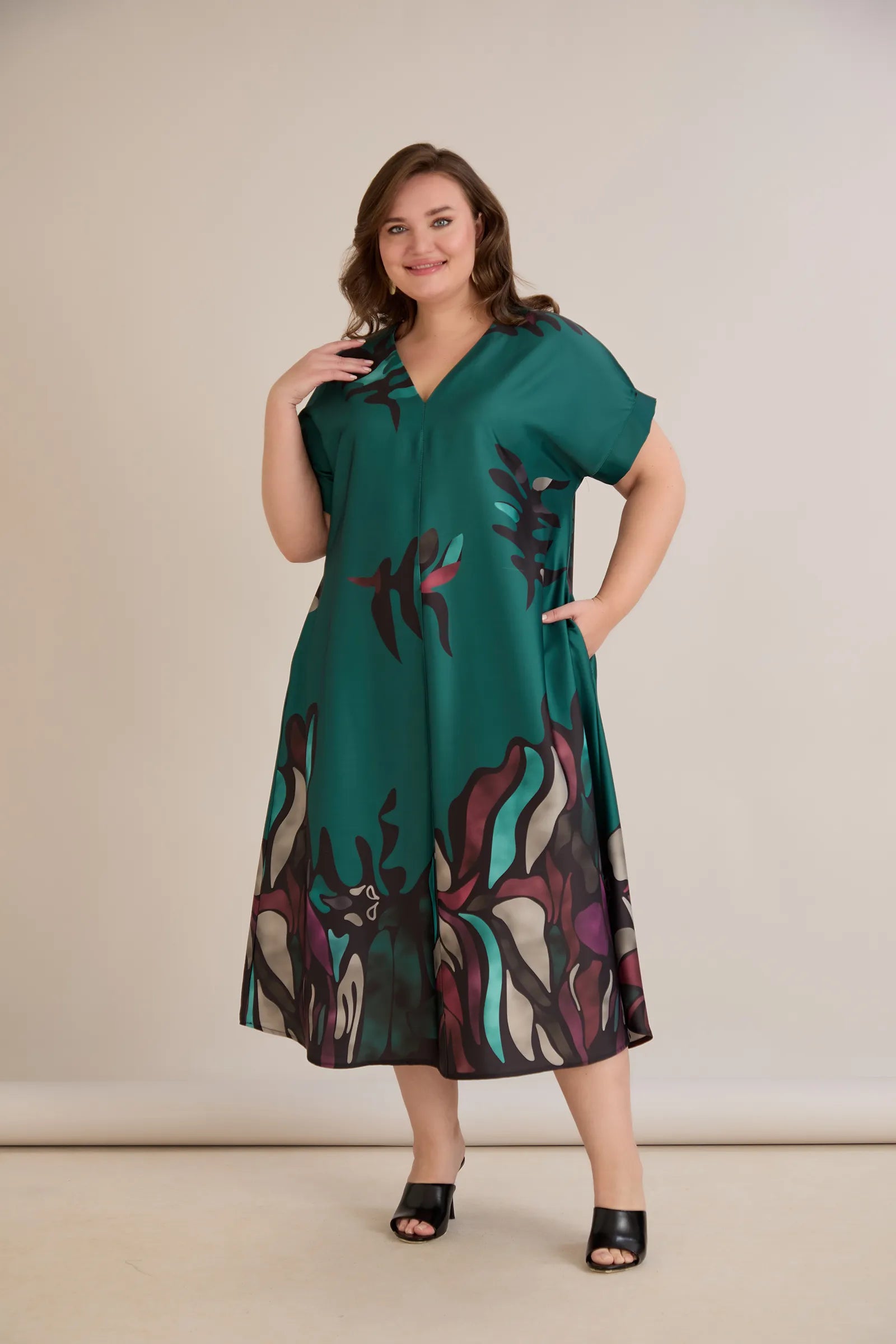 Σατινέ μάξι φόρεμα με γεωμετρικά σχέδια - πράσινο