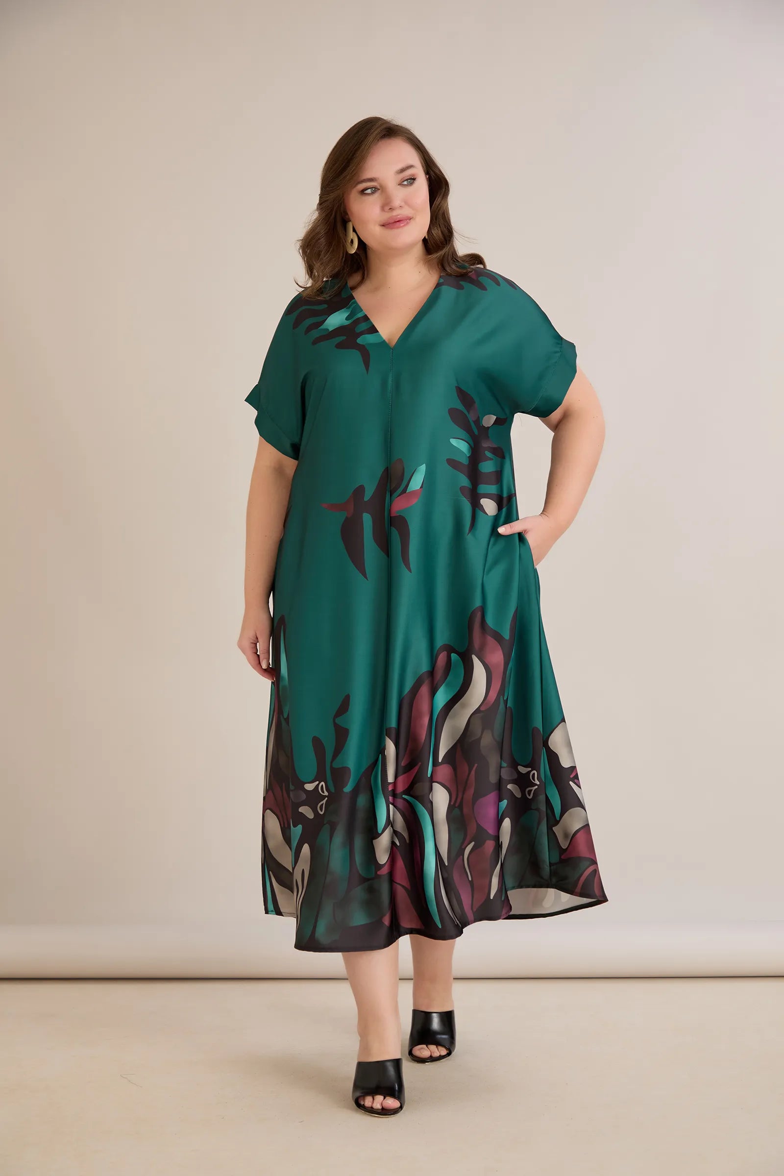 Σατινέ μάξι φόρεμα με γεωμετρικά σχέδια - πράσινο