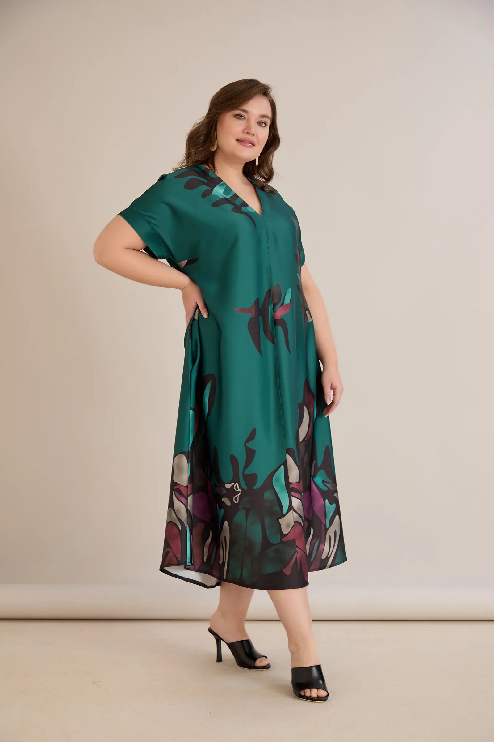 Σατινέ μάξι φόρεμα με γεωμετρικά σχέδια - πράσινο