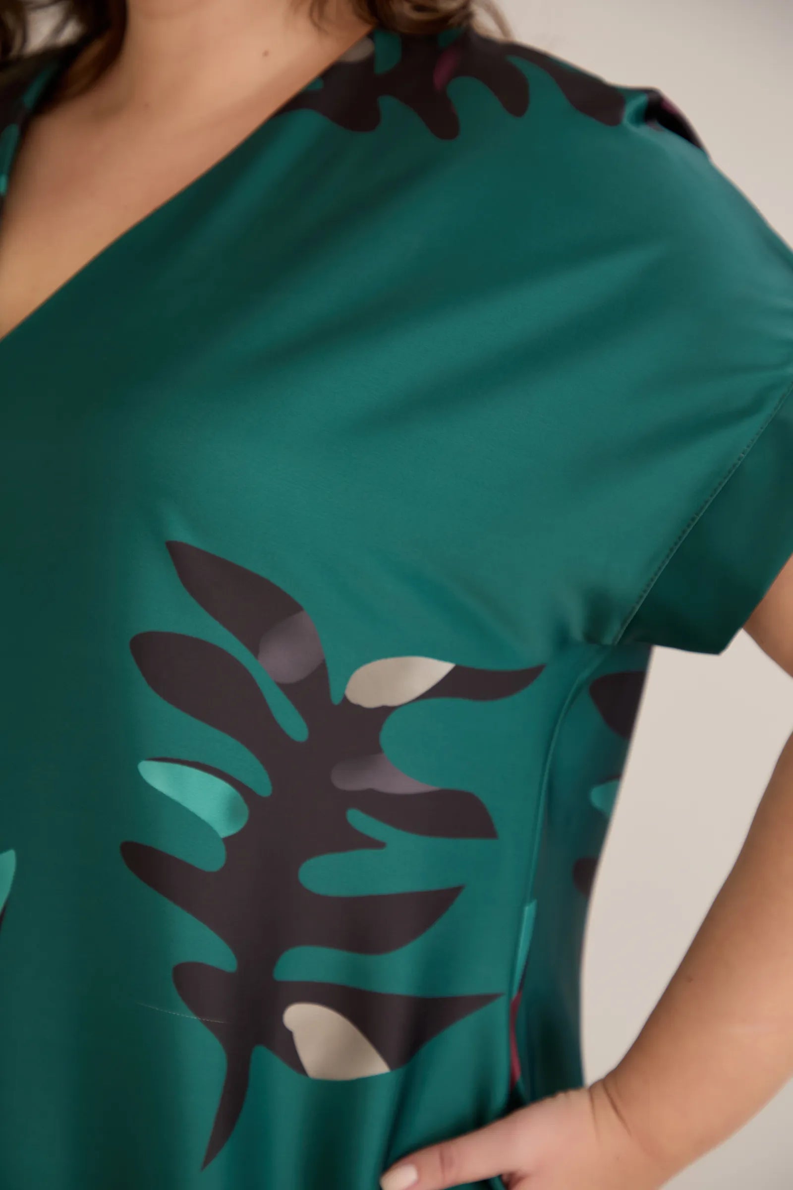 Σατινέ μάξι φόρεμα με γεωμετρικά σχέδια - πράσινο