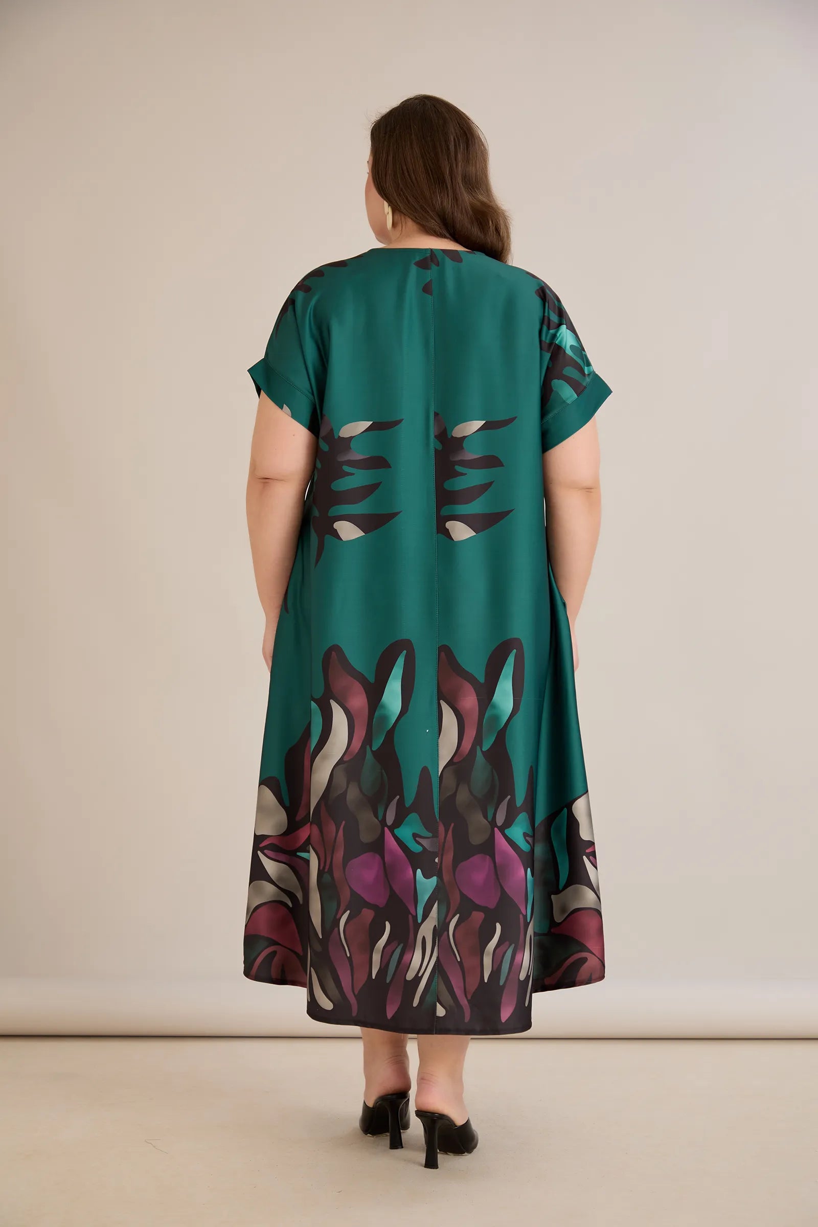 Σατινέ μάξι φόρεμα με γεωμετρικά σχέδια - πράσινο