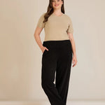 Φαρδύ παντελόνι από ανάγλυφο ύφασμα σε μαύρο χρώμα σε μεγάλα μεγέθη